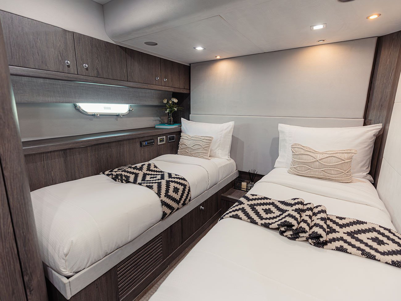 82ft-luxury-yacht-rental-matrix-dubai-15